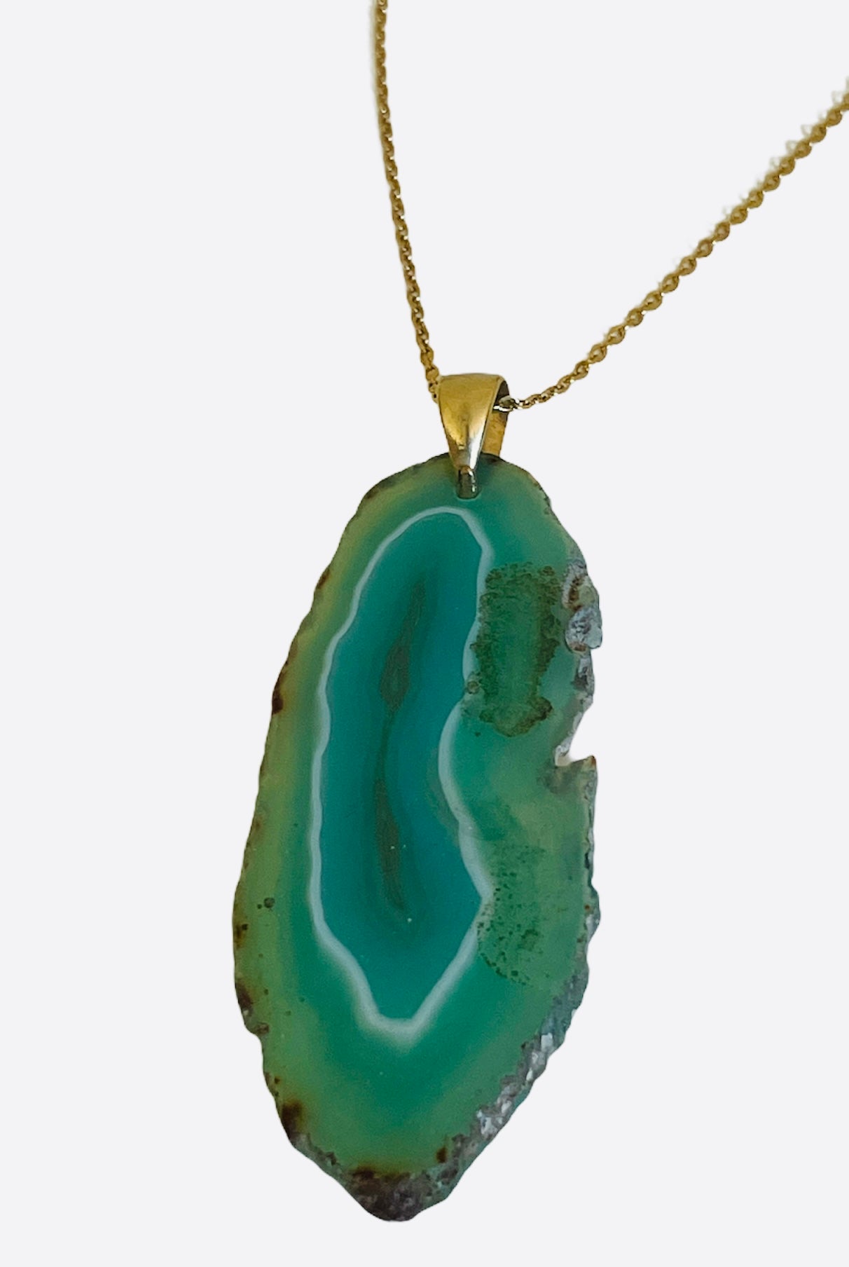 Necklace green agate pattern with rough edge