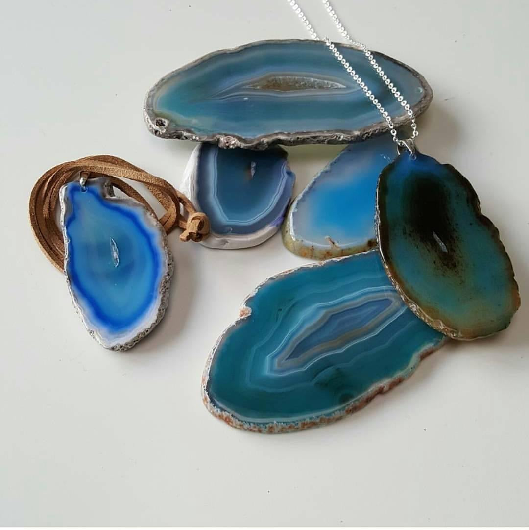 Turquoise agate necklace with rough edge