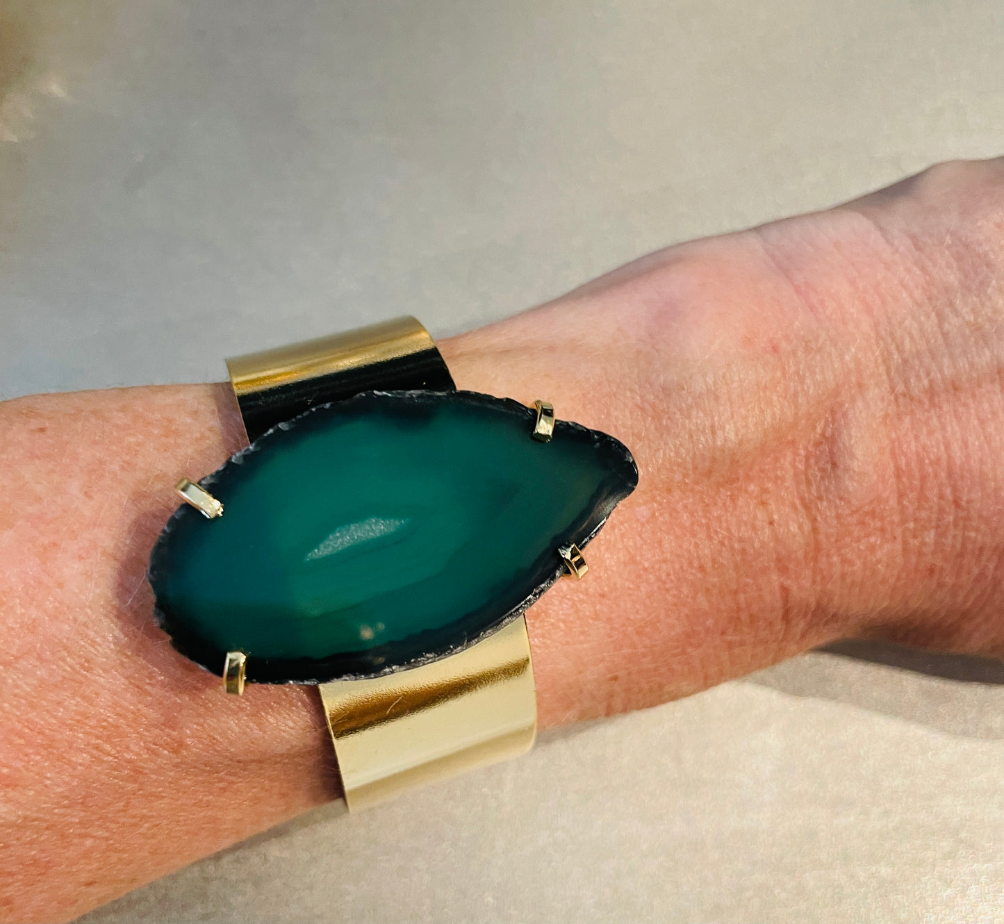 Armband gouden manchet groene agaat